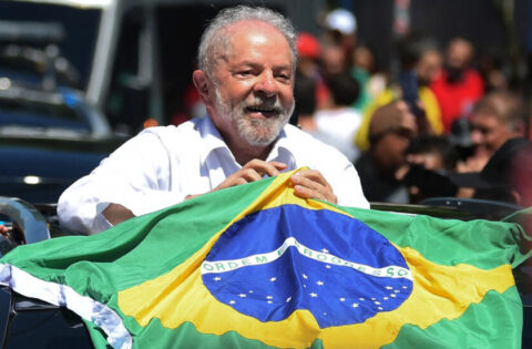 Em virada histórica, Lula é reeleito e governará Brasil pela quarta vez