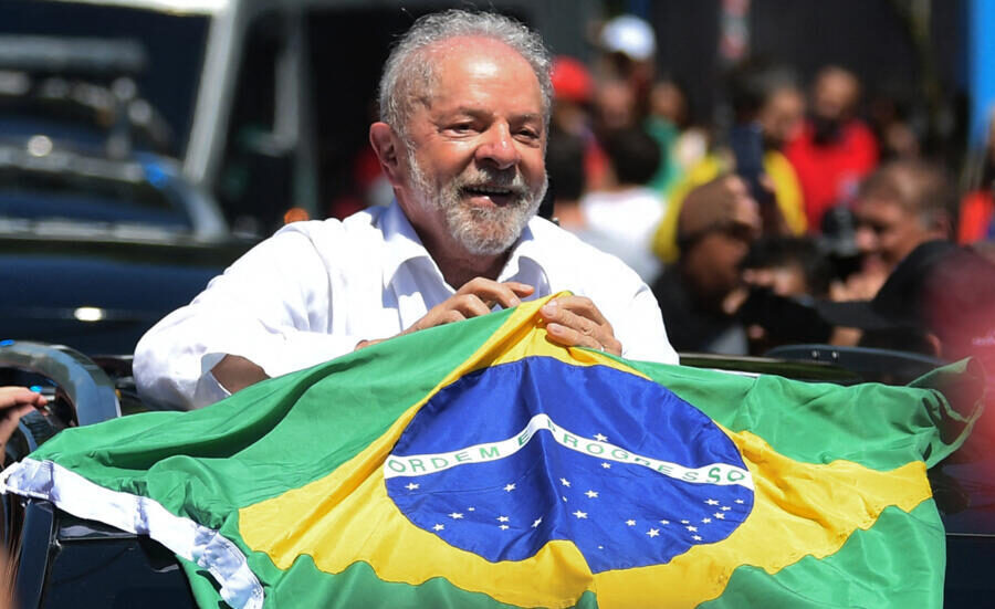 Em virada histórica, Lula é reeleito e governará Brasil pela quarta vez