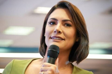 Michele Bolsonaro sai forte com derrota do enteado