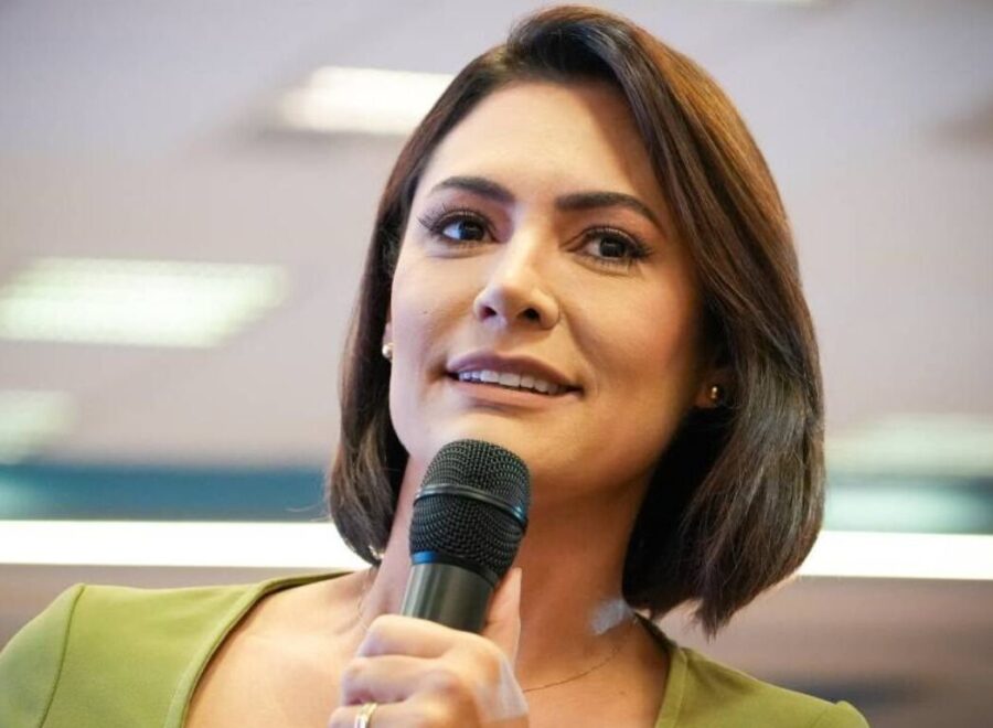 Michele Bolsonaro sai forte com derrota do enteado
