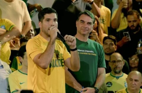 Flávio Bolsonaro relaxa Bloquinho do 22 Maranhense por evento em Fortaleza