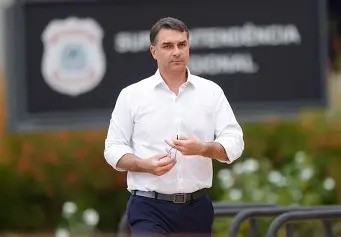 Flávio é intimado pela PF para entregar passaporte e não pode sair do Brasil