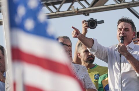 Flávio Bolsonaro abandona aliados e foge para viver vida de luxo nos EUA