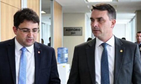 Compadre de Weverton Rocha e Flávio Bolsonaro estão nos EUA