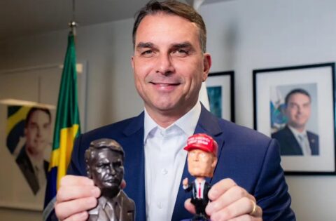Flávio Bolsonaro assume “Cosplay” de presidente do Brasil nos EUA