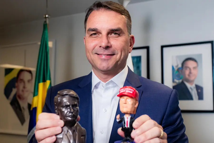Flávio Bolsonaro assume “Cosplay” de presidente do Brasil nos EUA